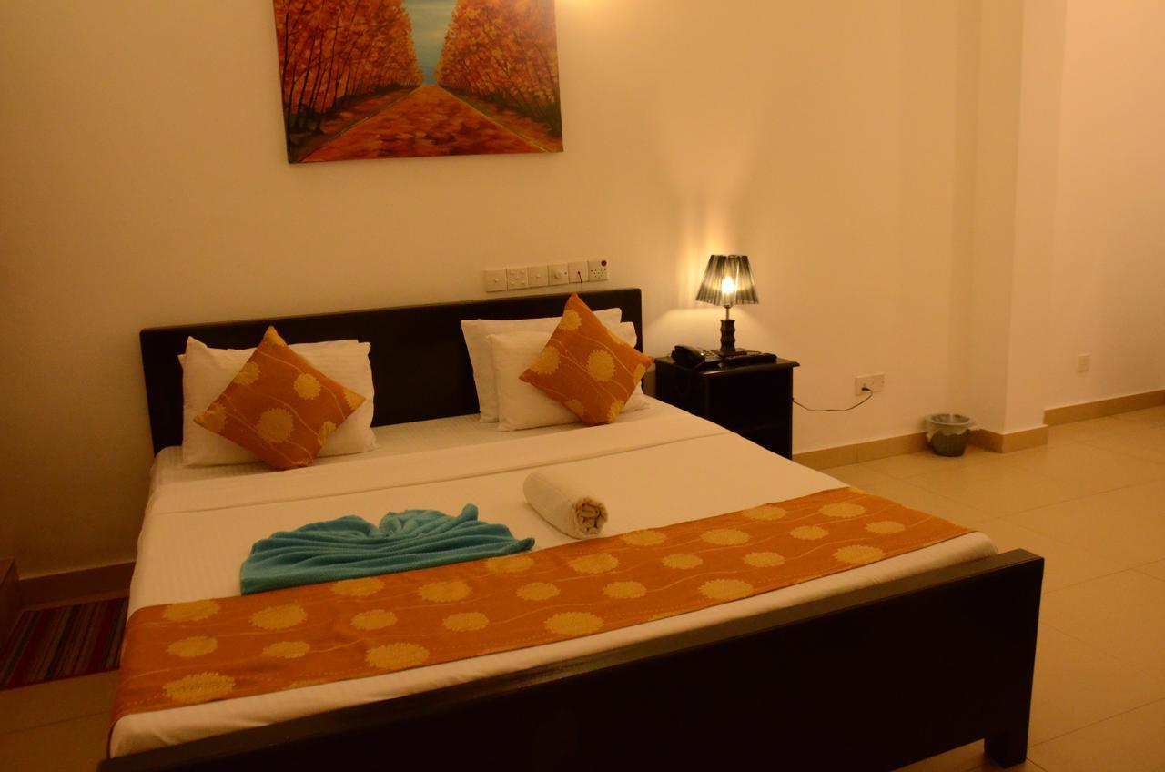 Beverly Hills Hotel Dehiwala-Mount Lavinia Bagian luar foto