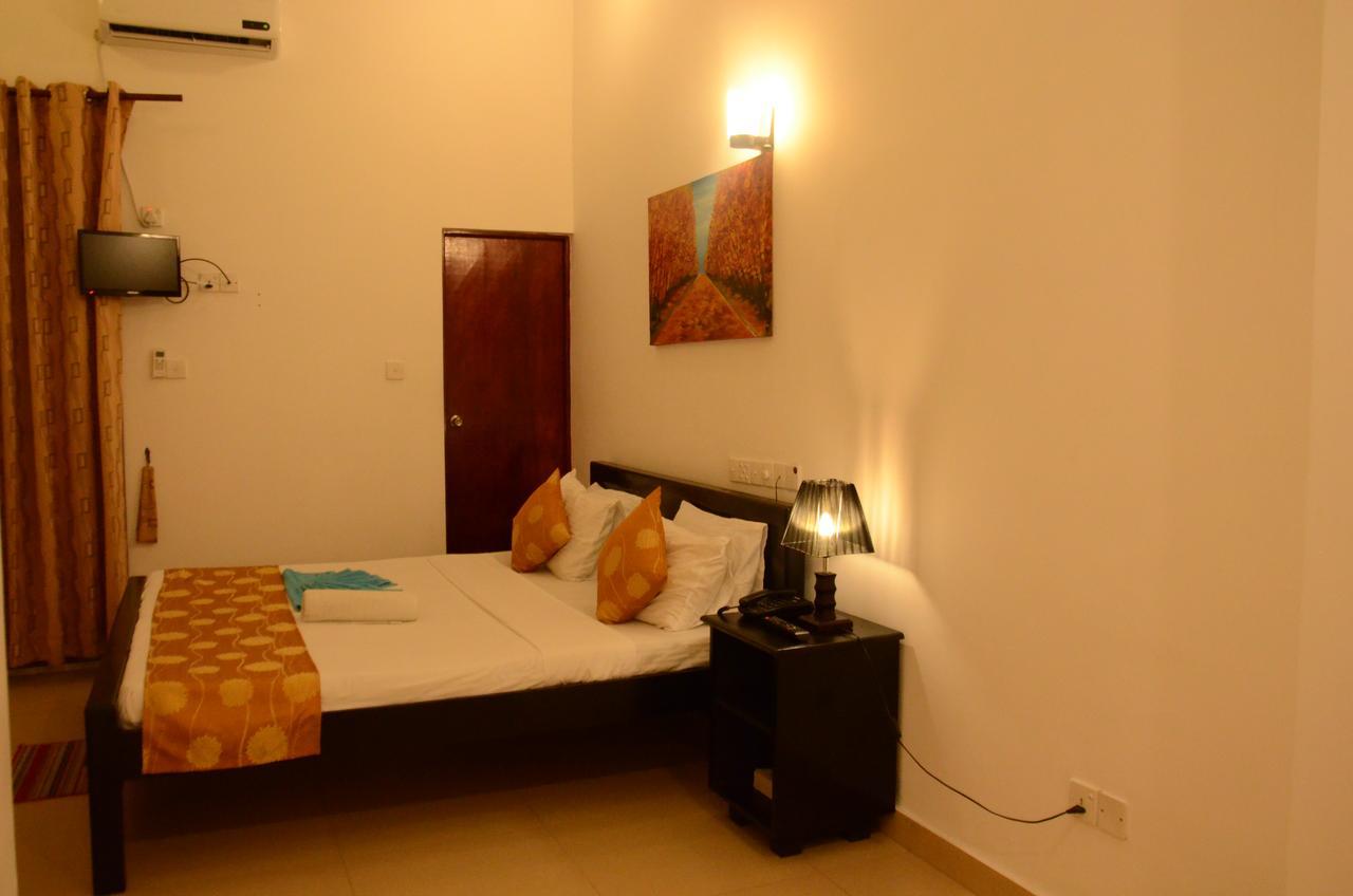 Beverly Hills Hotel Dehiwala-Mount Lavinia Bagian luar foto