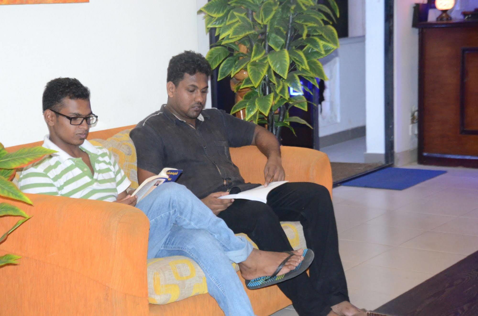 Beverly Hills Hotel Dehiwala-Mount Lavinia Bagian luar foto