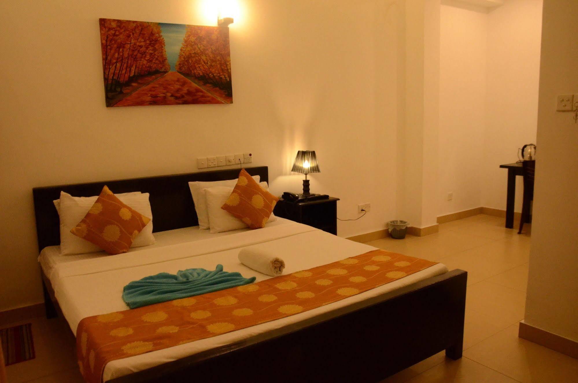 Beverly Hills Hotel Dehiwala-Mount Lavinia Bagian luar foto
