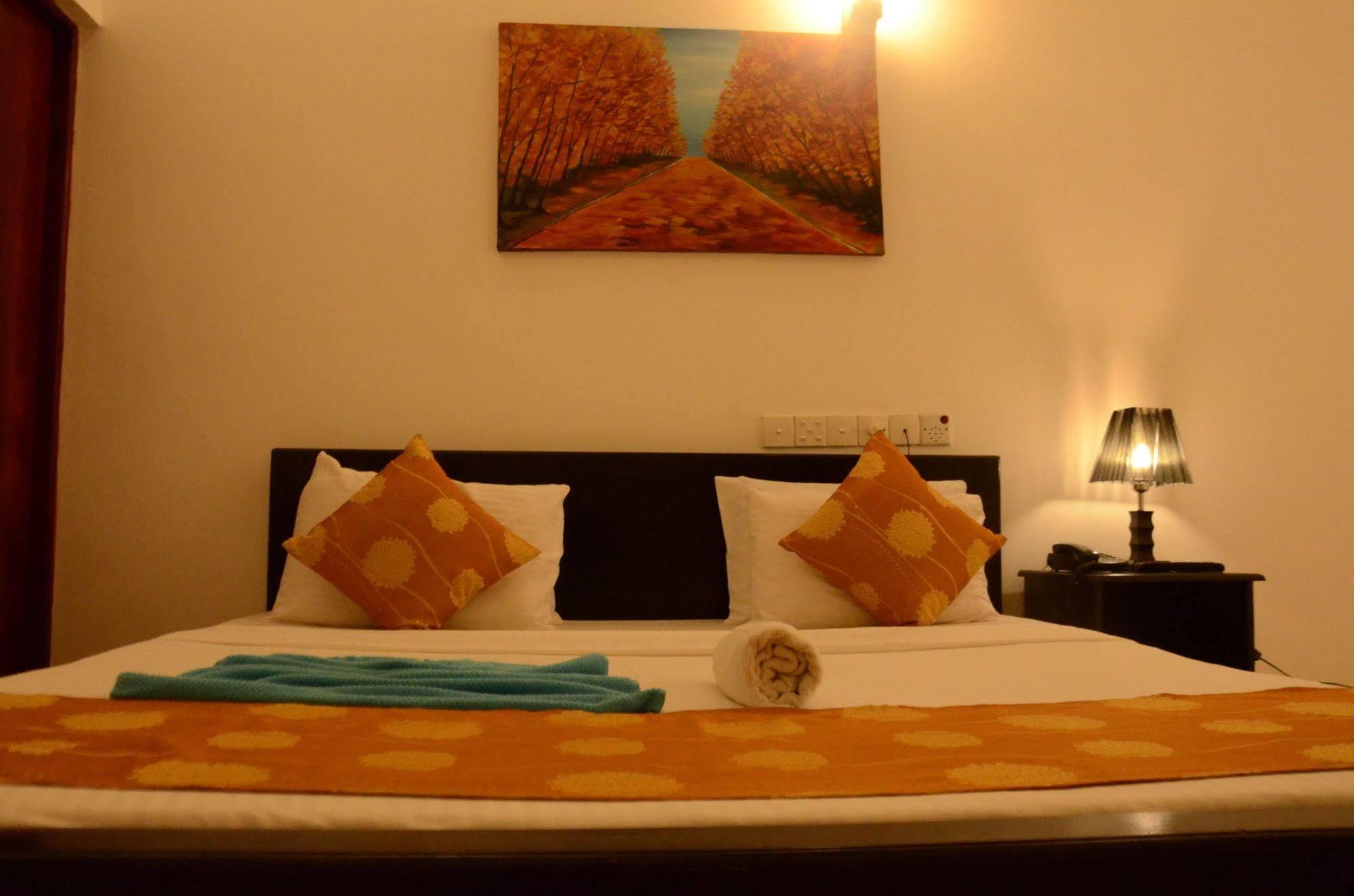 Beverly Hills Hotel Dehiwala-Mount Lavinia Bagian luar foto