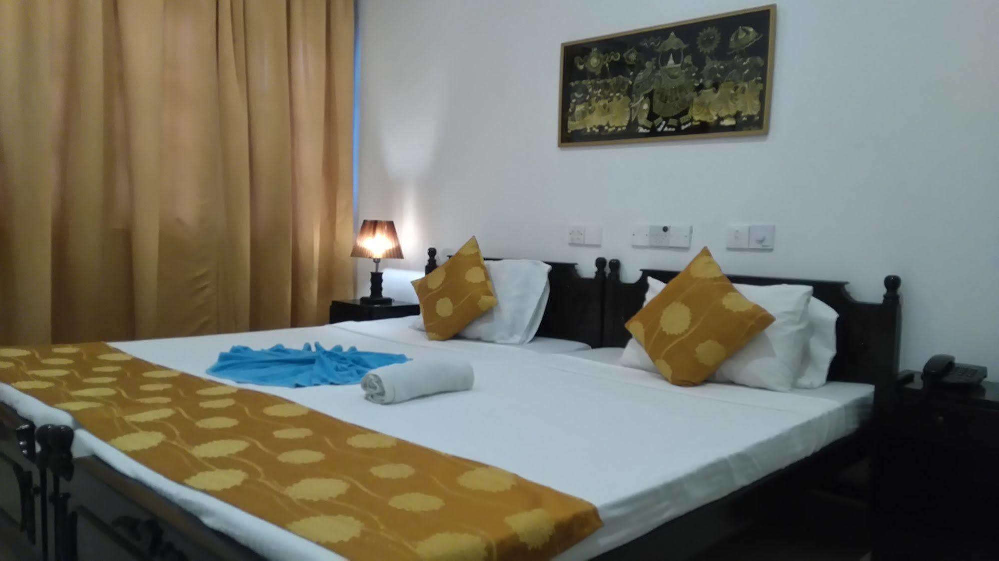 Beverly Hills Hotel Dehiwala-Mount Lavinia Bagian luar foto