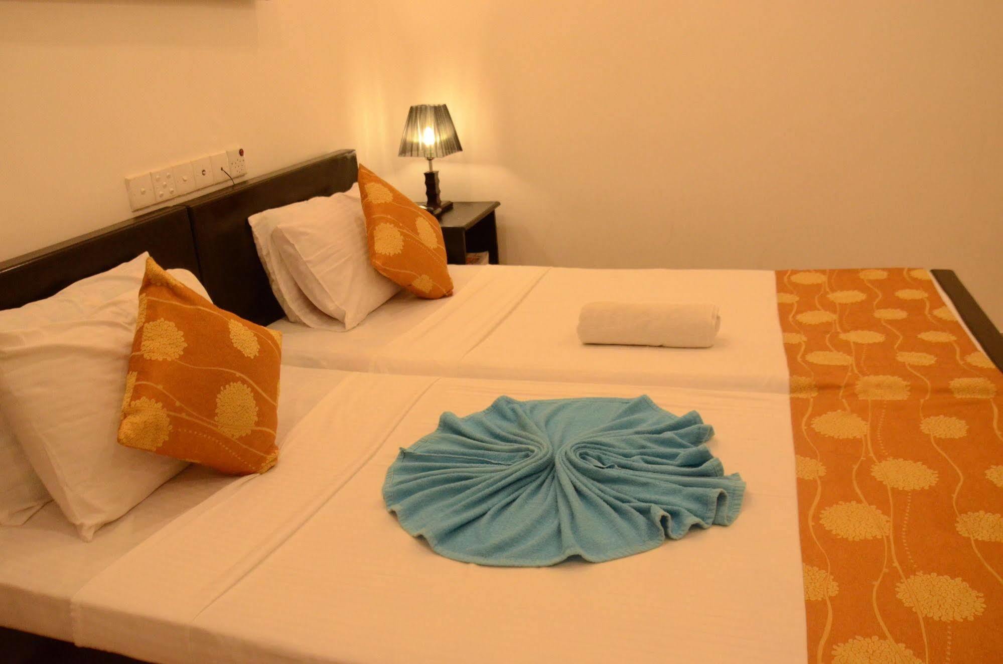 Beverly Hills Hotel Dehiwala-Mount Lavinia Bagian luar foto