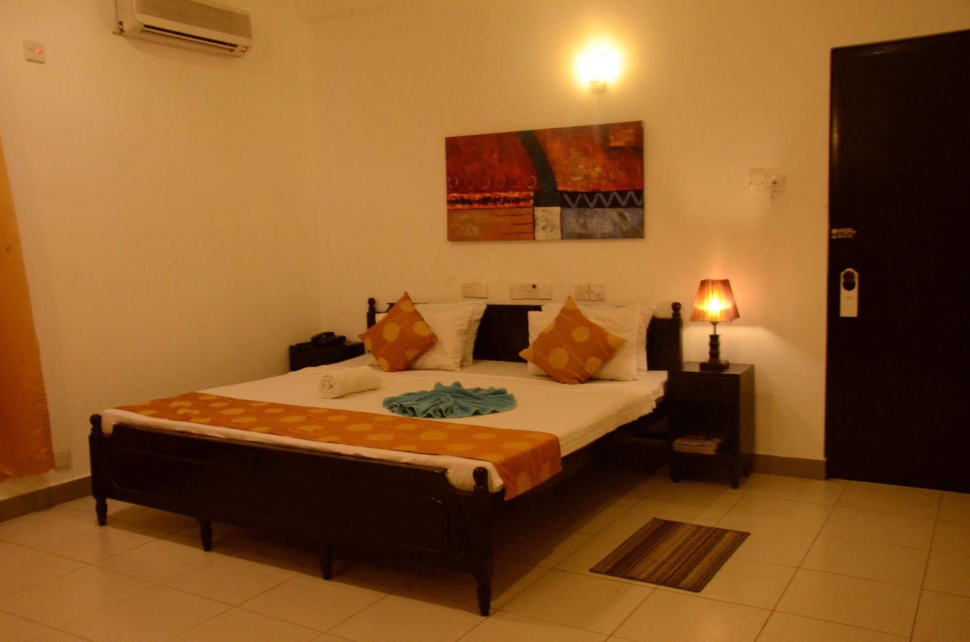 Beverly Hills Hotel Dehiwala-Mount Lavinia Bagian luar foto