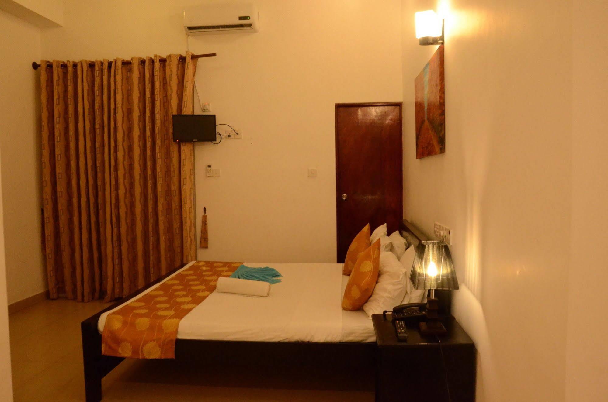Beverly Hills Hotel Dehiwala-Mount Lavinia Bagian luar foto