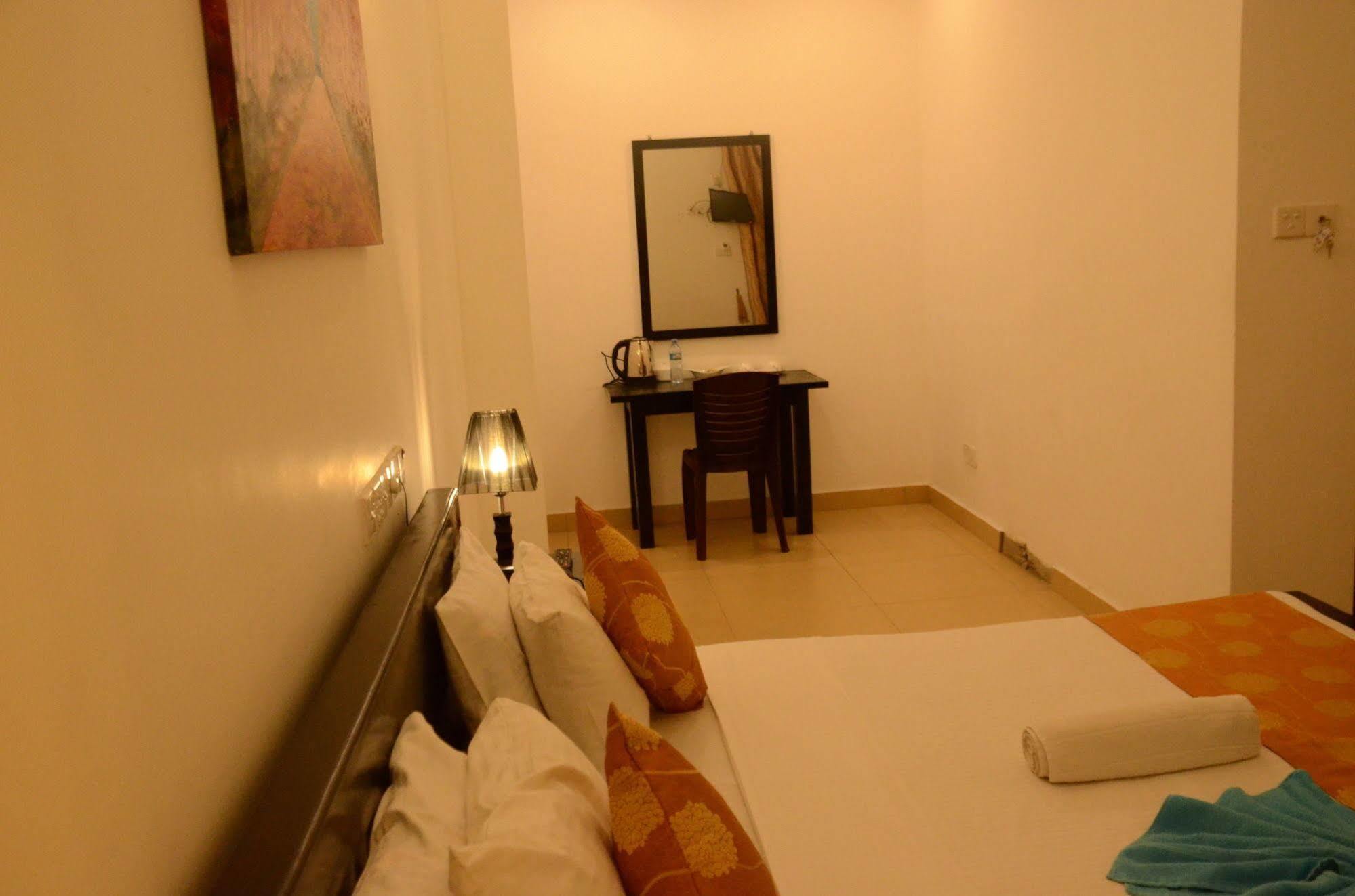 Beverly Hills Hotel Dehiwala-Mount Lavinia Bagian luar foto