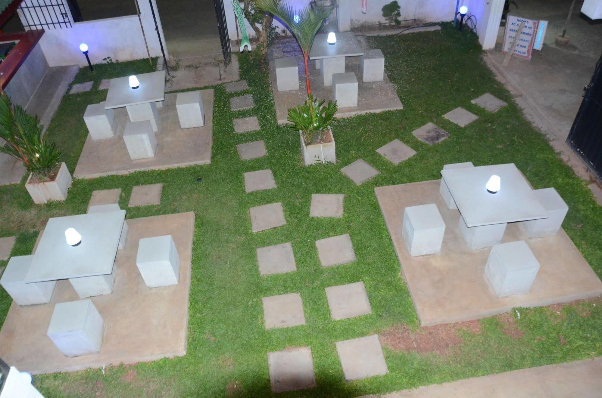 Beverly Hills Hotel Dehiwala-Mount Lavinia Bagian luar foto