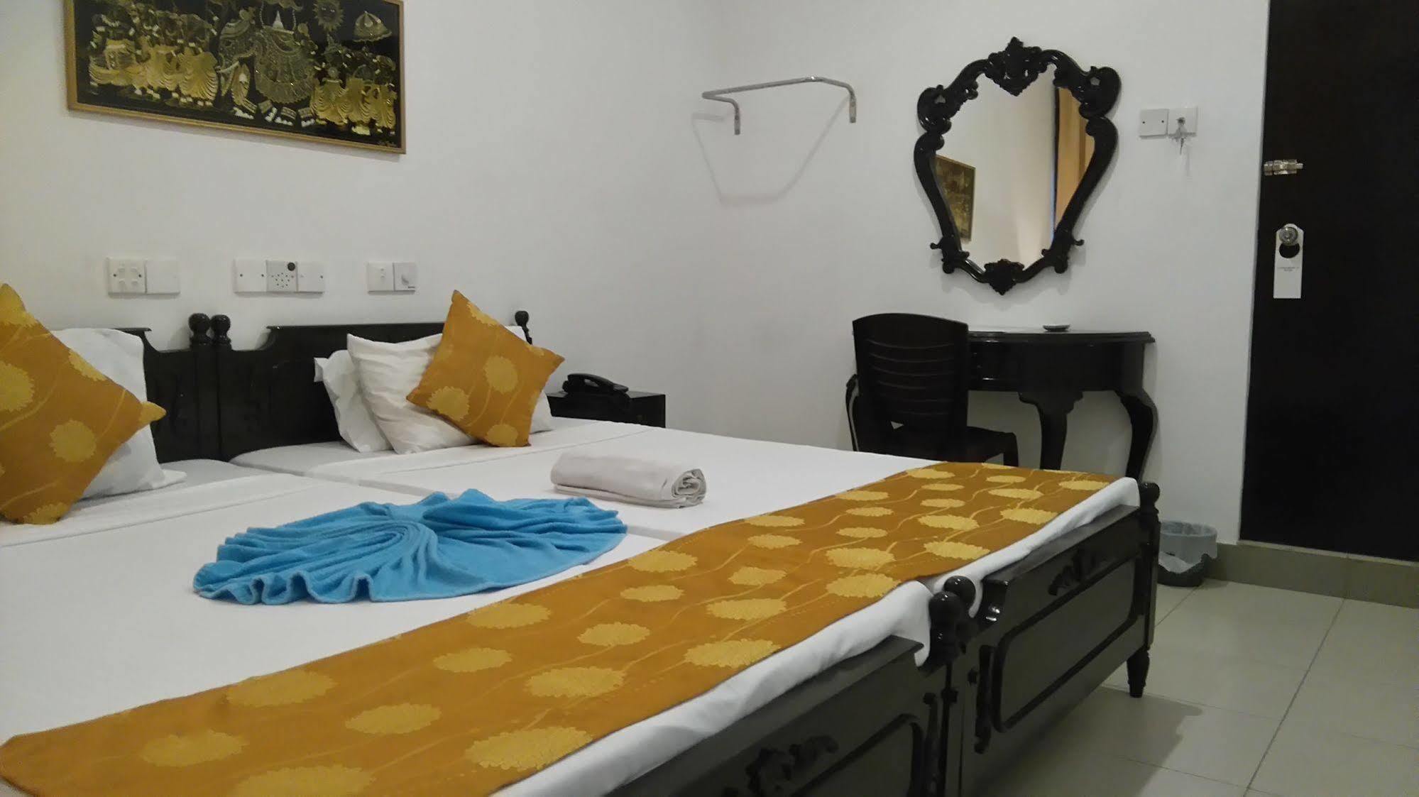 Beverly Hills Hotel Dehiwala-Mount Lavinia Bagian luar foto